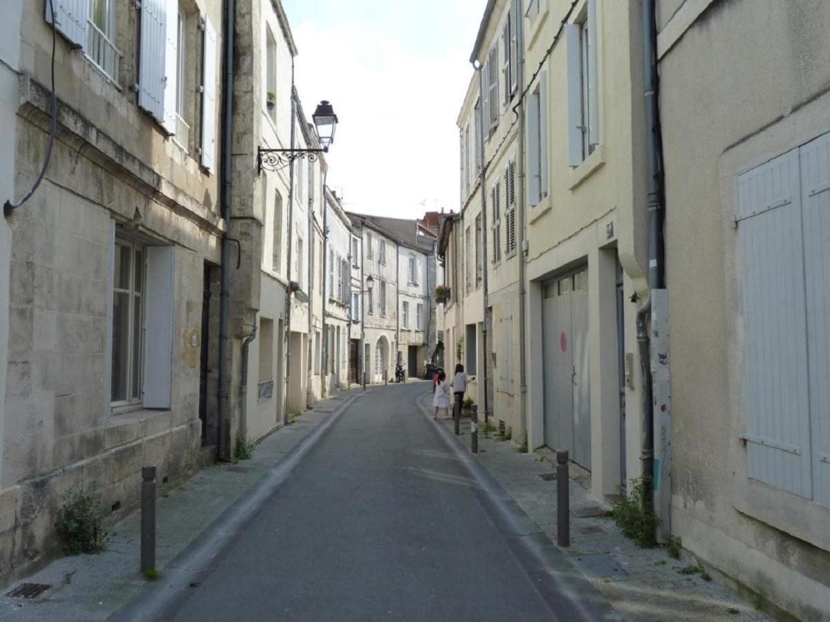Charmant Cocon Iode Cosy Equipe, Baigne De Lumiere, Situe Au Coeur De La Rochelle A 1Min A Pied Du Marche Central Avec Tv Et Wifi エクステリア 写真
